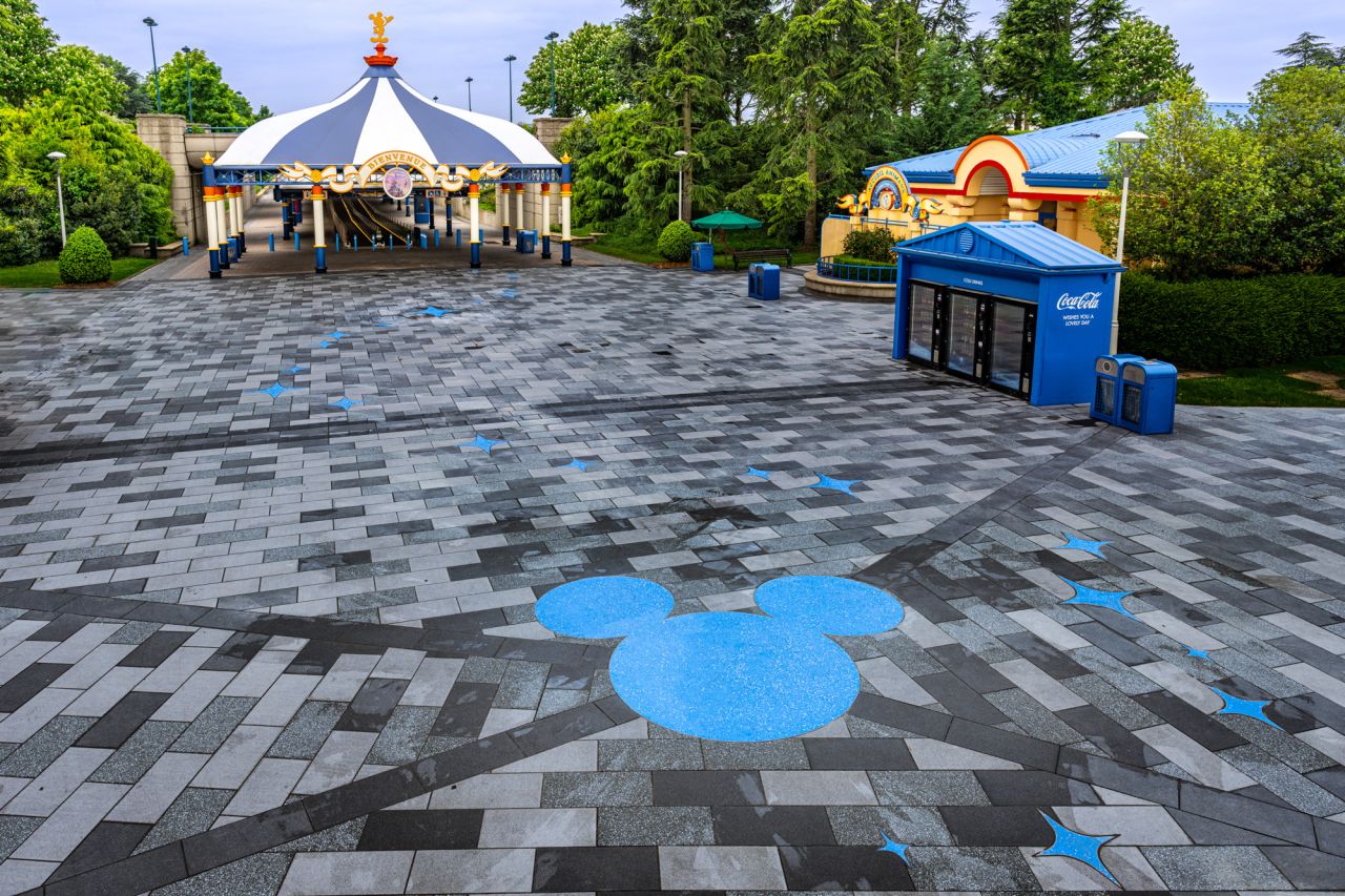 Disneyland Parijs verrast bezoekers met fonkelend ‘sterrenspoor’ en duurzame parkeertransformatie