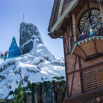 Bouw van World of Frozen in Disneyland Parijs met Elsa’s Ice Palace en Arendelle klokkentoren