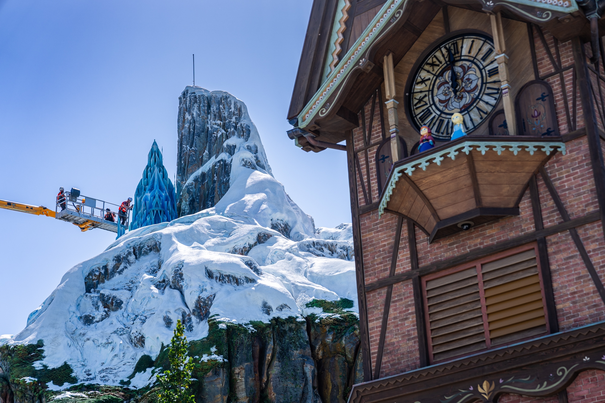 Nieuwe decoraties: klok met Anna en Elsa en de ijsberg in aanbouw