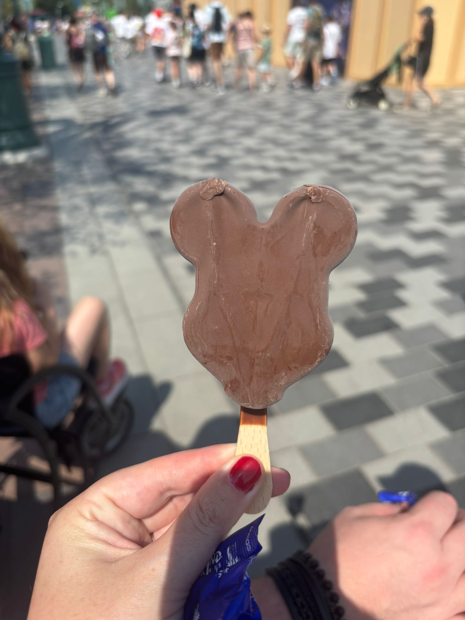 Churros, beignets en cake pops – Disneyland Paris close-up Churros, beignets en cake pops op een kleurrijke toonbank in het park