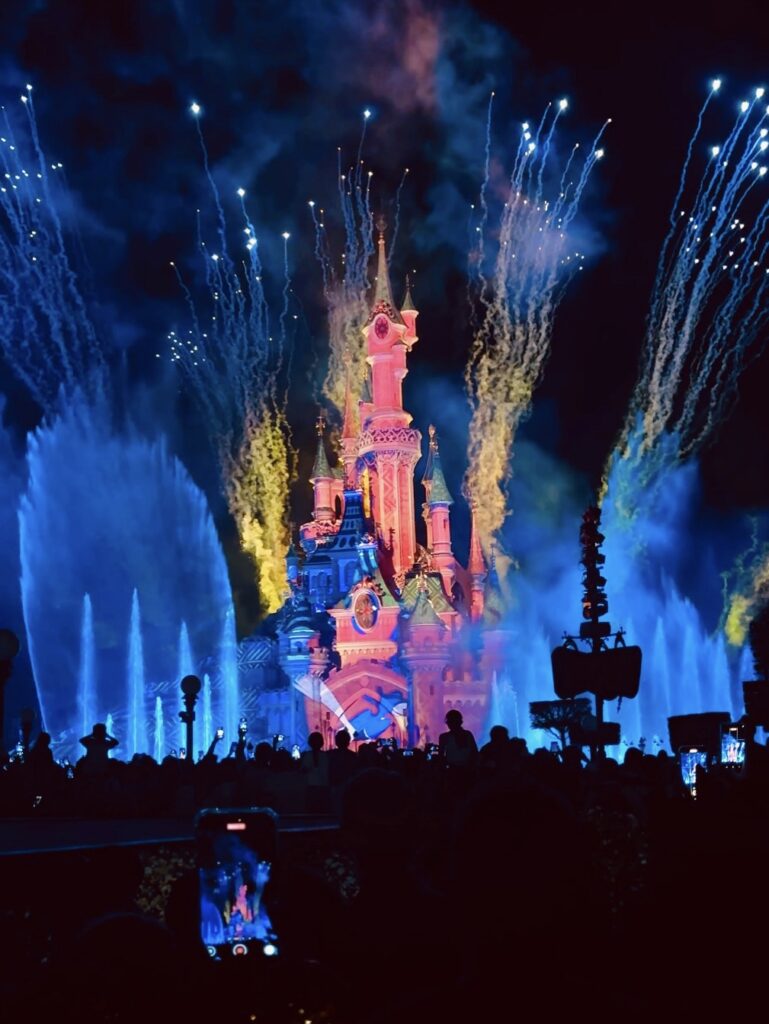 Disney Tales of Magic bij het Kasteel van Doornroosje in Disneyland Paris met vuurwerk en fonteinen