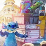 Mirabel, Stitch en Mickey tijdens de A Million Splashes of Colour parade in Disneyland Paris