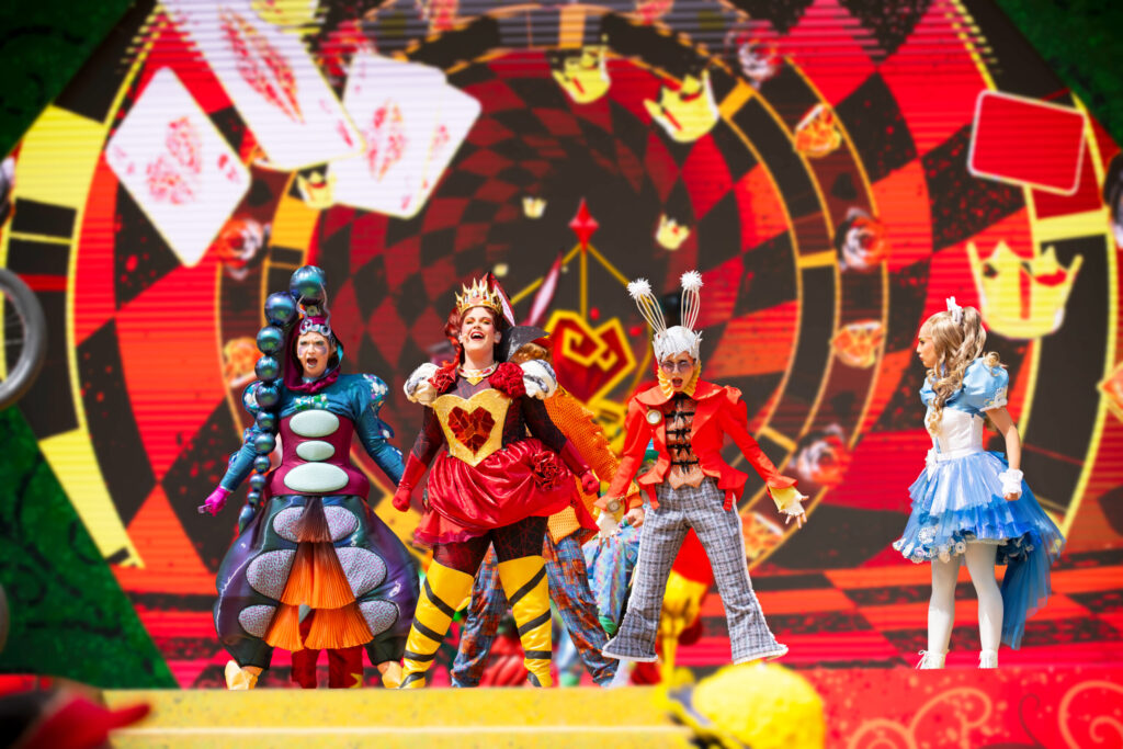 Cast van ‘Alice & the Queen of Hearts: Back to Wonderland’ op het podium in Disneyland Paris, met Alice, de Hartenkoningin, de Rups en het Witte Konijn