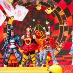 Cast van ‘Alice & the Queen of Hearts: Back to Wonderland’ op het podium in Disneyland Paris, met Alice, de Hartenkoningin, de Rups en het Witte Konijn