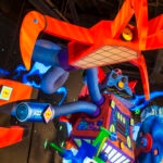 Kleurrijk decor in Buzz Lightyear Laser Blast, interactieve darkride in Discoveryland (Disneyland Paris)