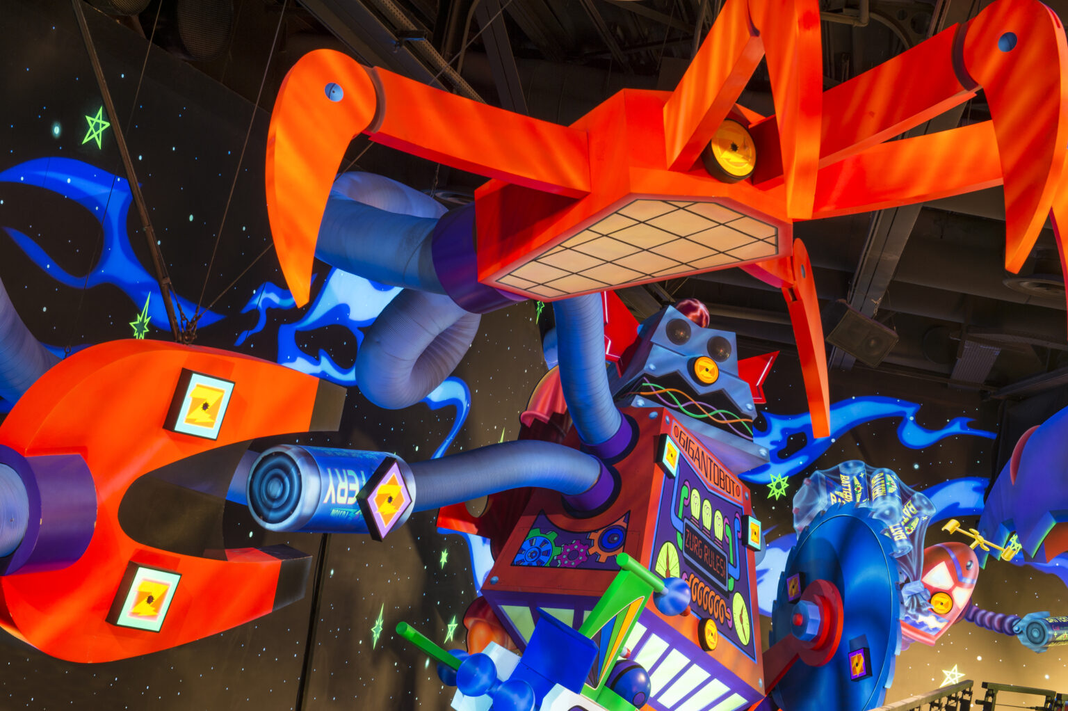 Kleurrijk decor in Buzz Lightyear Laser Blast, interactieve darkride in Discoveryland (Disneyland Paris)