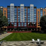 Vooraanzicht van Disney’s Hotel New York – The Art of Marvel in Disneyland Paris met tuin en gevel