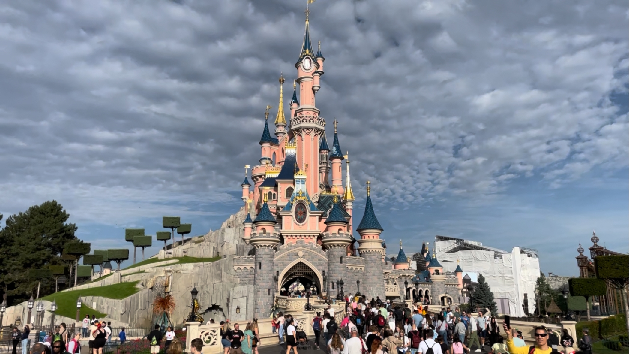 Bezoekers bij de opening van Disneyland Paris, kasteel op de achtergrond, vroege start van de dag