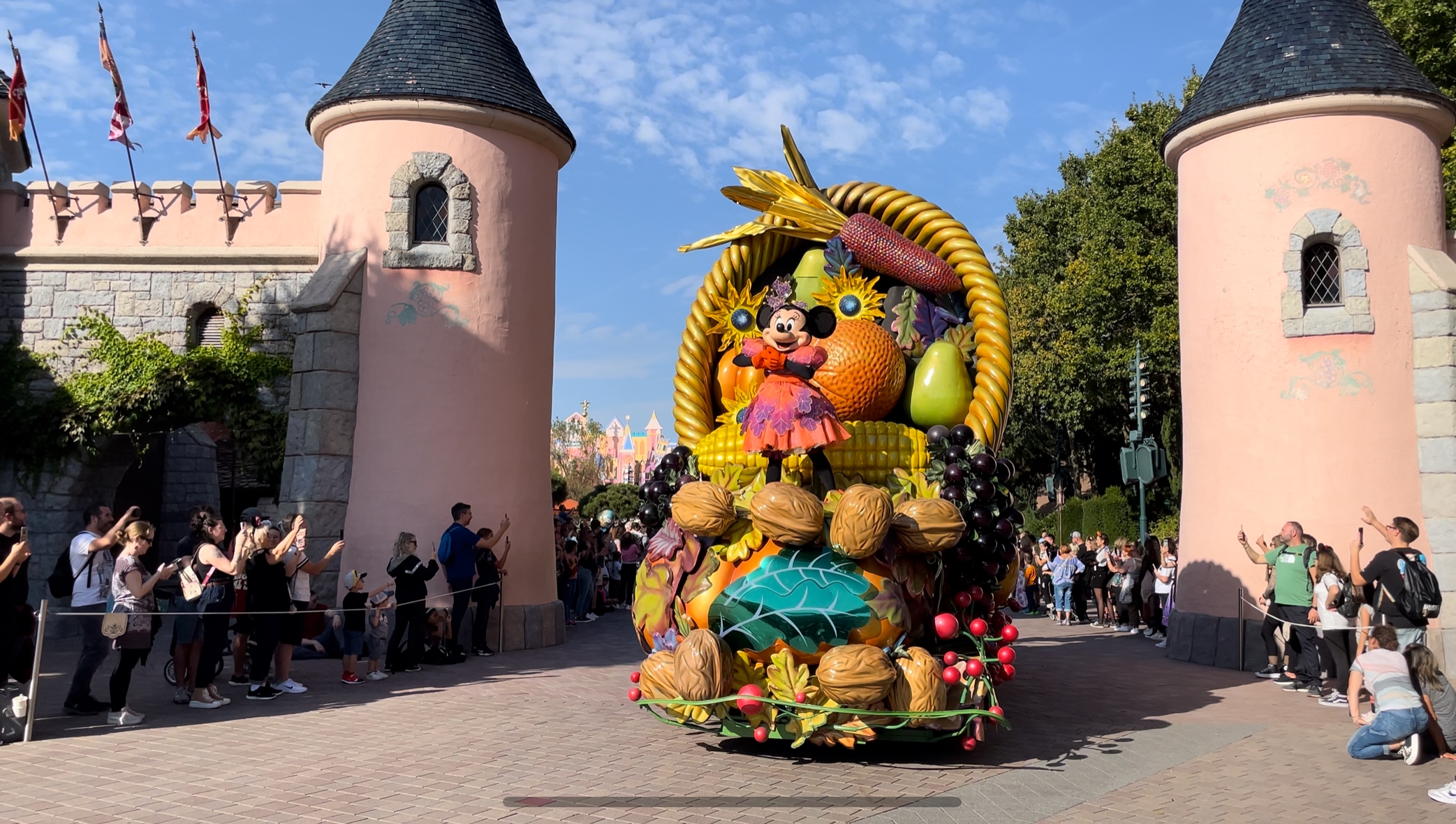 Minnie Mouse tijdens een seizoensparade in Disneyland Paris