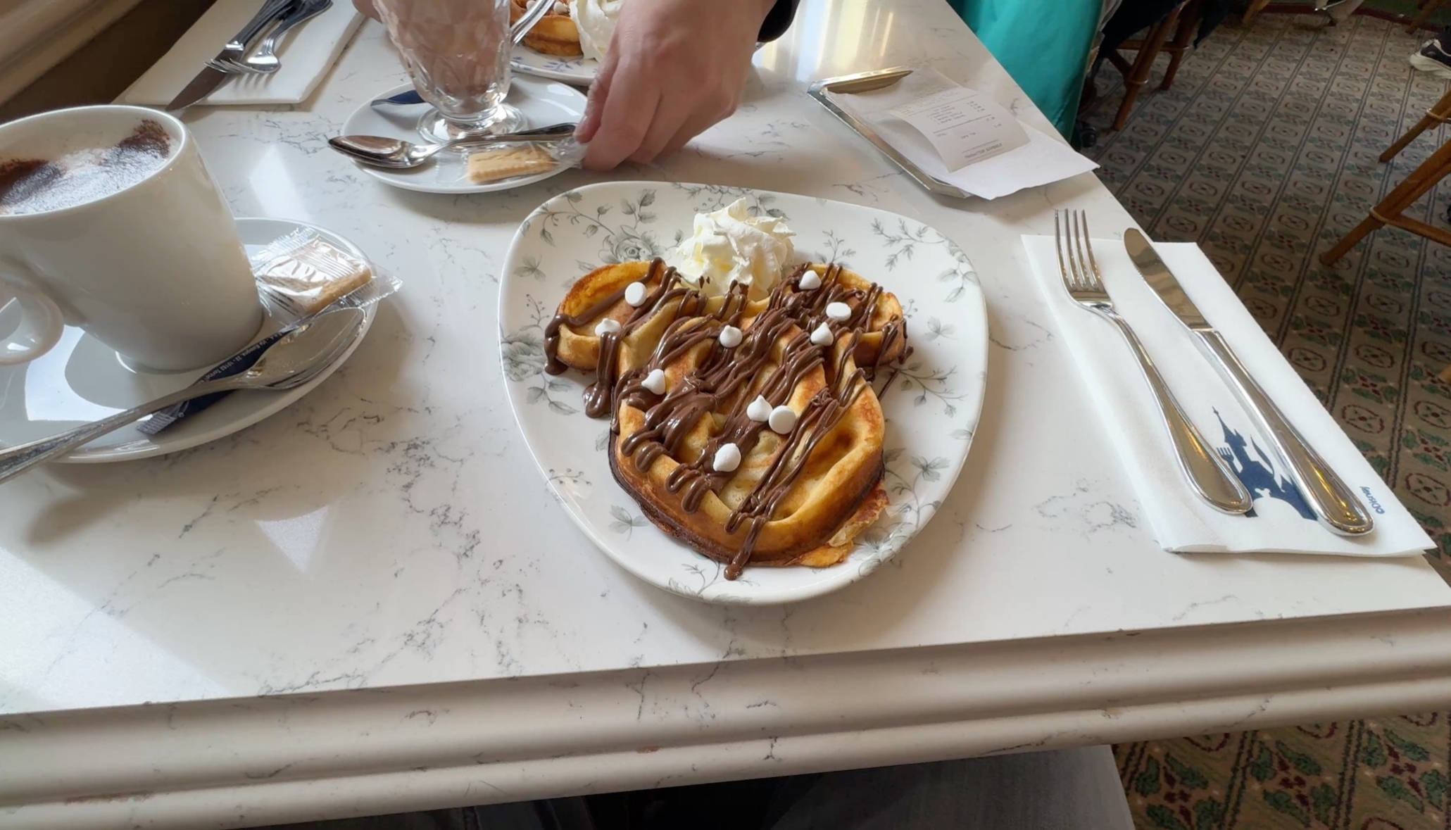 Wafel met chocoladesaus en slagroom bij Victoria’s Home-Style Restaurant op Main Street, U.S.A. in Disneyland Paris