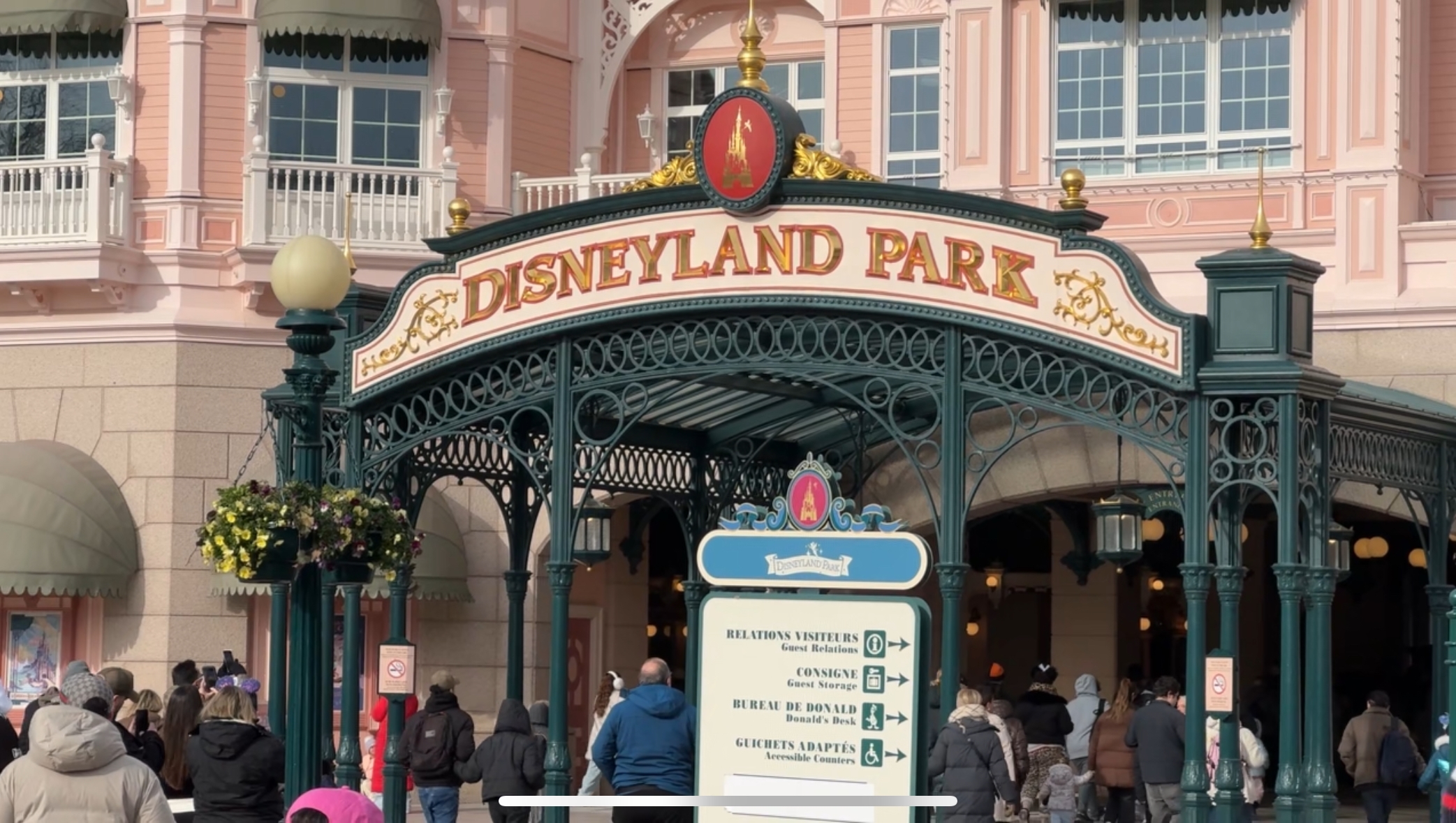 Ingang van Disneyland Park bij het Disneyland Hotel