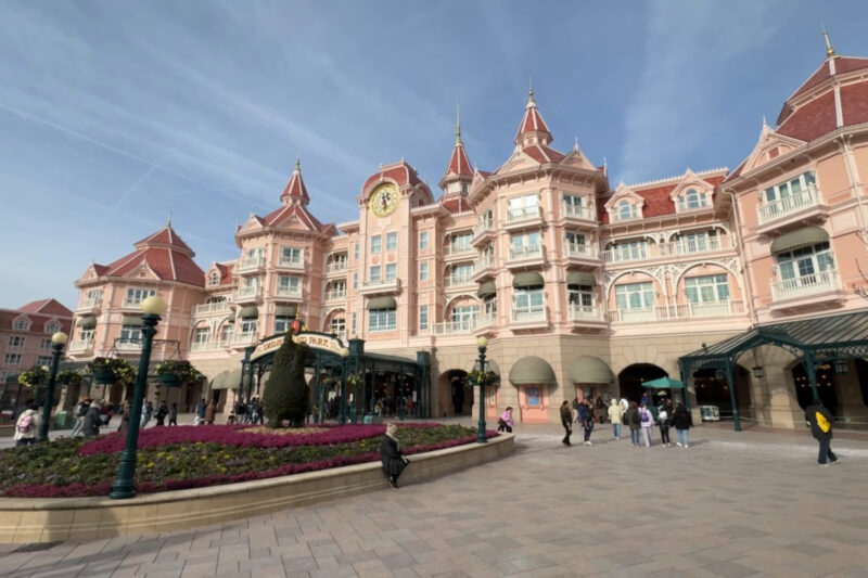 Disneyland Hotel aan de parkentree van Disneyland Paris met entreeplein en bezoekers