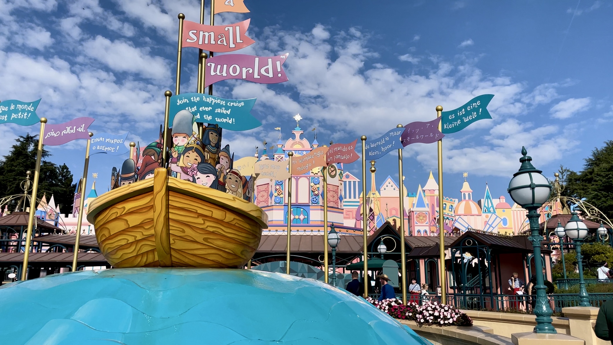 It’s a Small World in Fantasyland, kleurrijke gevel met boot