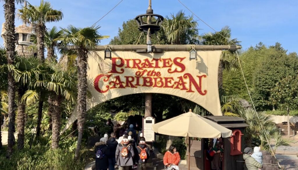 Entree van Pirates of the Caribbean met zeilbord in Adventureland, Disneyland Paris