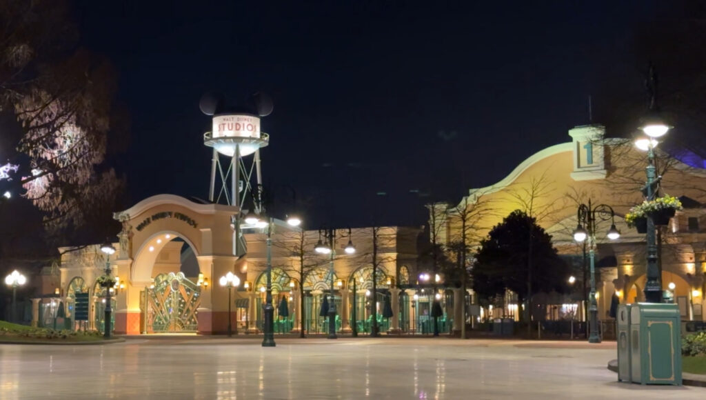 Ingang Walt Disney Studios Park bij nacht met Earffel Tower – Disneyland Paris