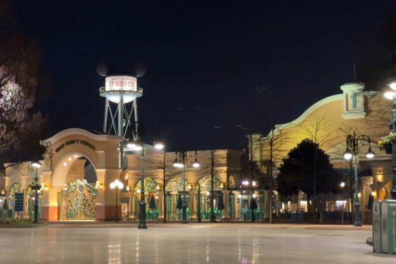 Ingang Walt Disney Studios Park bij nacht met Earffel Tower – Disneyland Paris