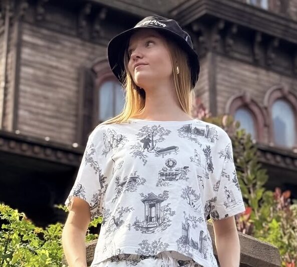Model in witte tweedelige set met spookhuisprint voor Phantom Manor in Disneyland Paris