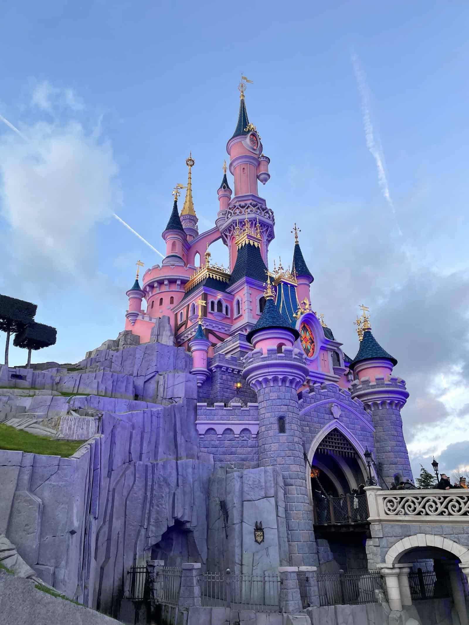 Kasteel van Doornroosje (Le Château de la Belle au Bois Dormant) in Disneyland Paris bij de schemering