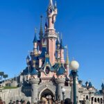 Kasteel van Doornroosje in Disneyland Paris op zonnige dag met bezoekers op Central Plaza