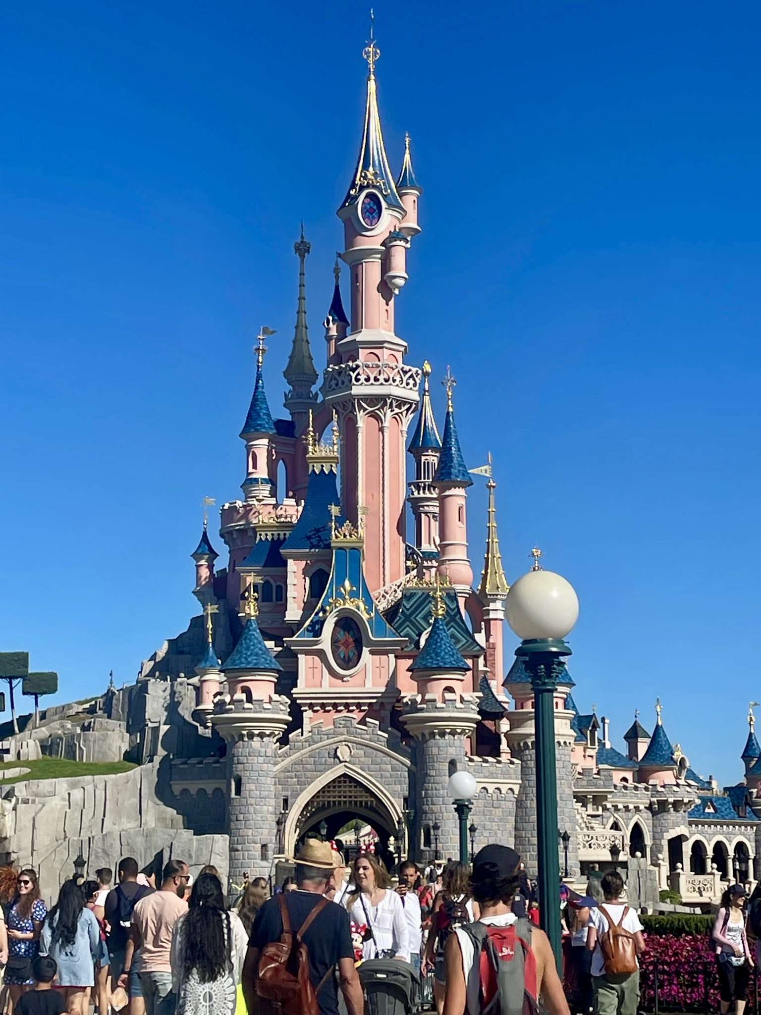 Kasteel van Doornroosje in Disneyland Paris op zonnige dag met bezoekers op Central Plaza