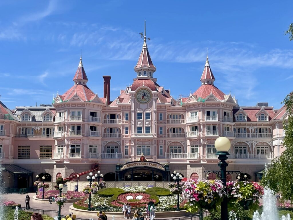 Disneyland Hotel bij de ingang van Disneyland Park met Mickey-bloemperk en fontein