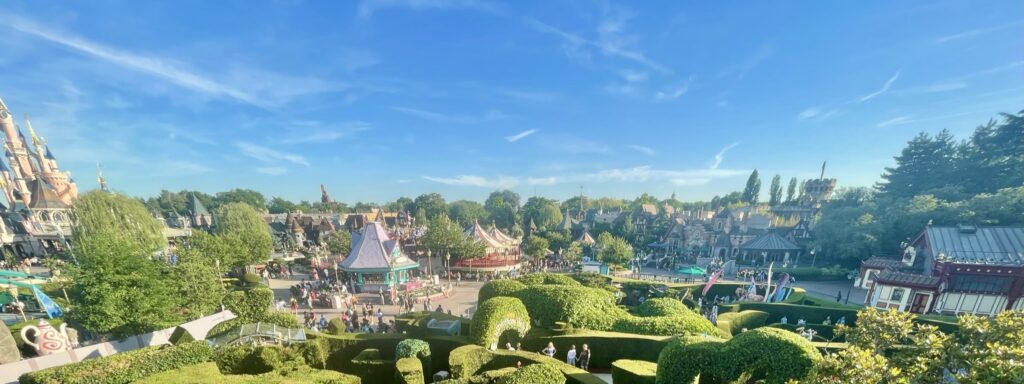 Panoramisch uitzicht over Fantasyland in Disneyland Paris met het kasteel en attracties op de achtergrond