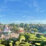 Panoramisch uitzicht over Fantasyland in Disneyland Paris met het kasteel en attracties op de achtergrond