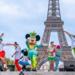 Mickey en dansers van Disneyland Paris tijdens Journée de Ouf bij de Eiffeltoren in Parijs