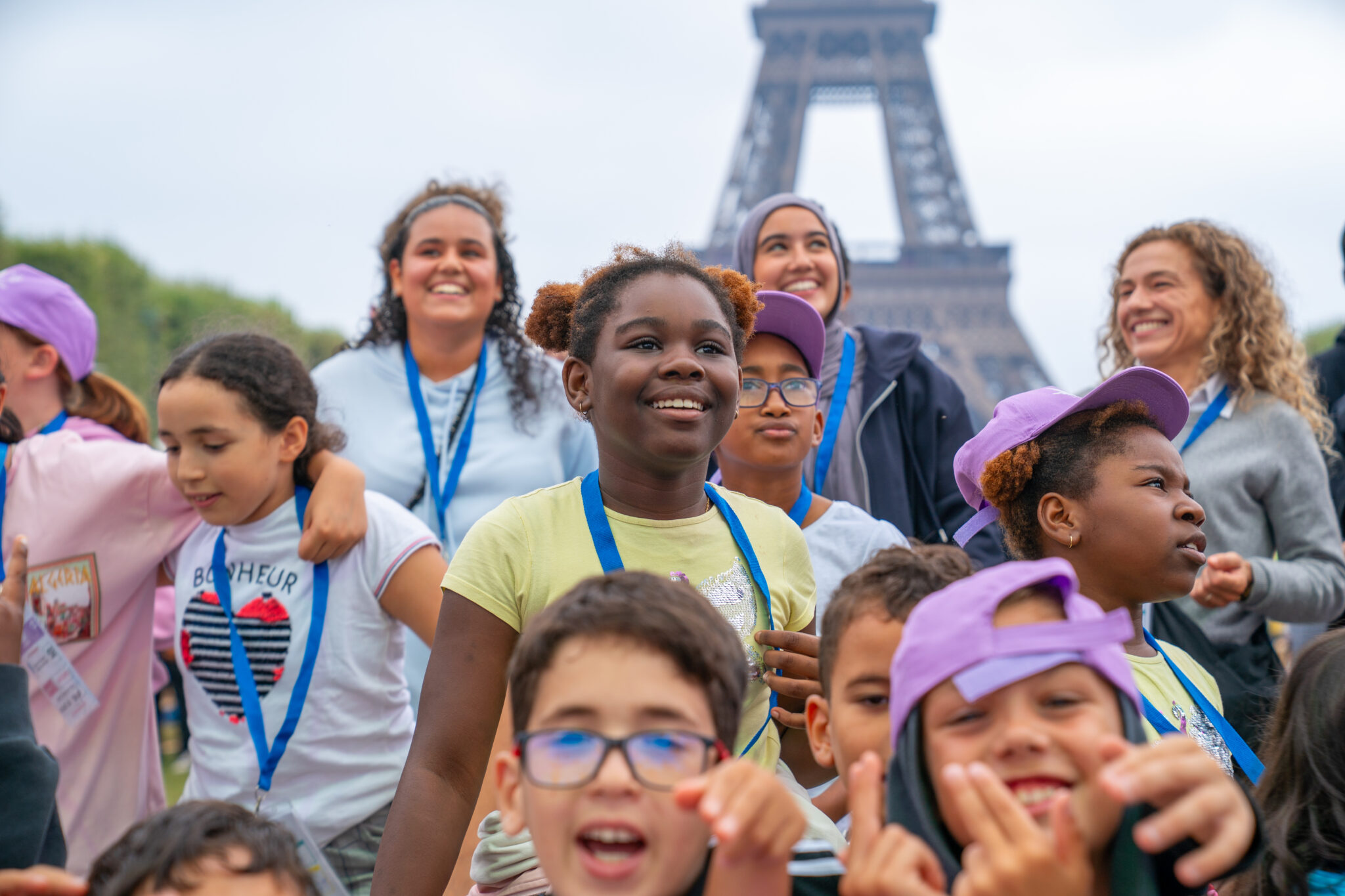 Paklijst Disneyland Parijs met kinderen: lachende kinderen op een gezinsuitje