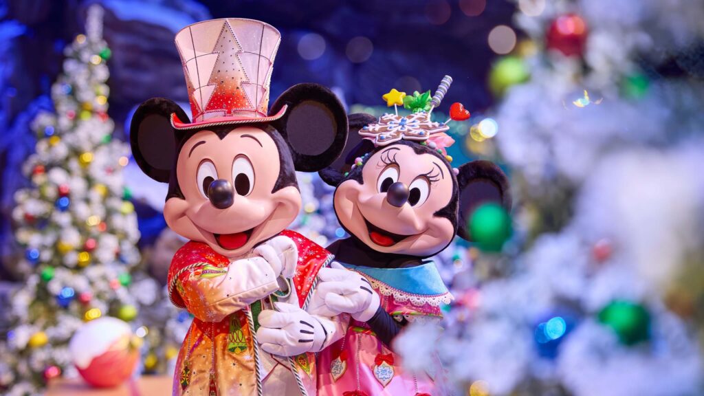 Mickey en Minnie in kerstkostuum tijdens Mickey’s Dazzling Christmas Parade in Disneyland Paris