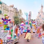 Goofy, Mickey en Sneeuwwitje tijdens een kleurrijke parade op Main Street U.S.A. in Disneyland Paris