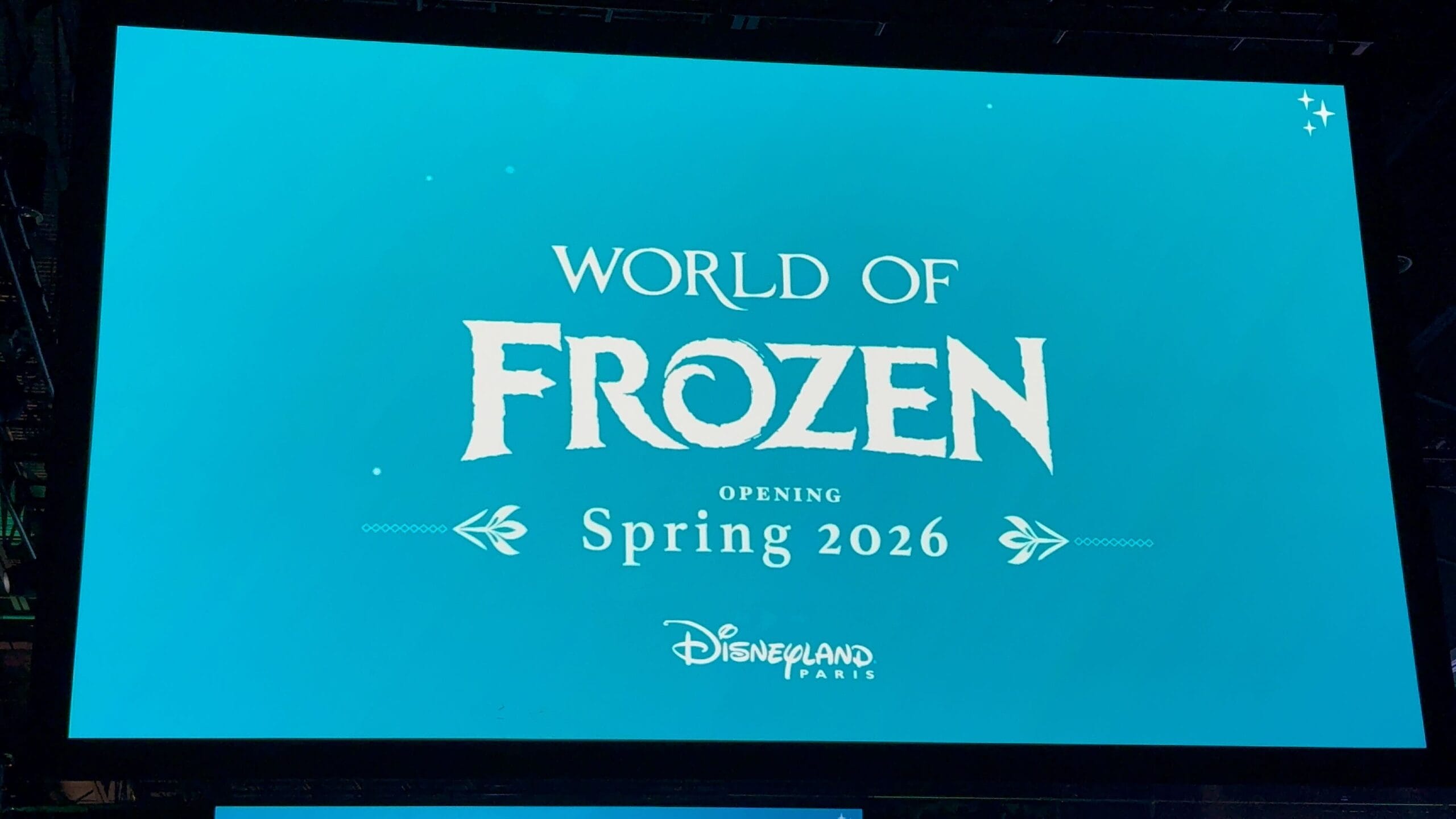 Aankondigingsbeeld World of Frozen opening voorjaar 2026 in Disneyland Paris