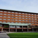 Disney’s Sequoia Lodge hotel in Disneyland Paris met houten gevel en groene tuin