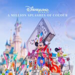 Mickey en Minnie tijdens de A Million Splashes of Colour parade in Disneyland Paris voor het kasteel