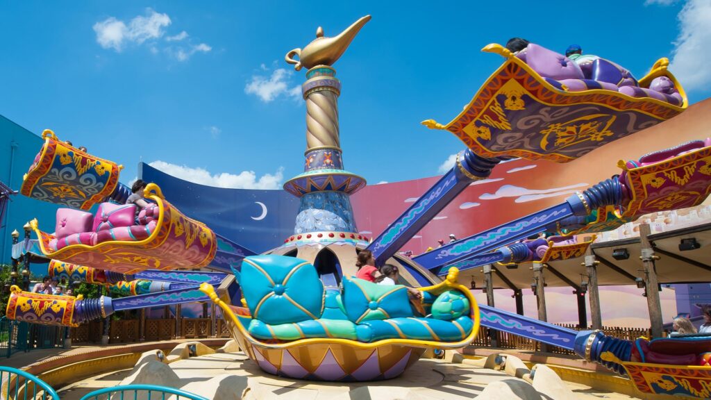 Les Tapis Volants – Flying Carpets Over Agrabah in Walt Disney Studios Park (Disneyland Paris), draaiende ‘vliegende tapijten’ attractie onder blauwe lucht