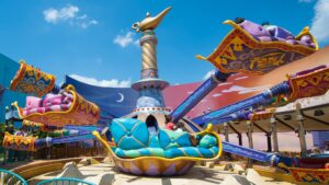 Les Tapis Volants – Flying Carpets Over Agrabah in Walt Disney Studios Park (Disneyland Paris), draaiende ‘vliegende tapijten’ attractie onder blauwe lucht