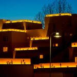 Disney’s Hotel Santa Fe in Disneyland Paris met verlichte gevels in Route 66-stijl bij avond