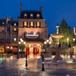Ingang van Ratatouille: L’Aventure Totalement Toquée de Rémy in Disneyland Parijs bij avond