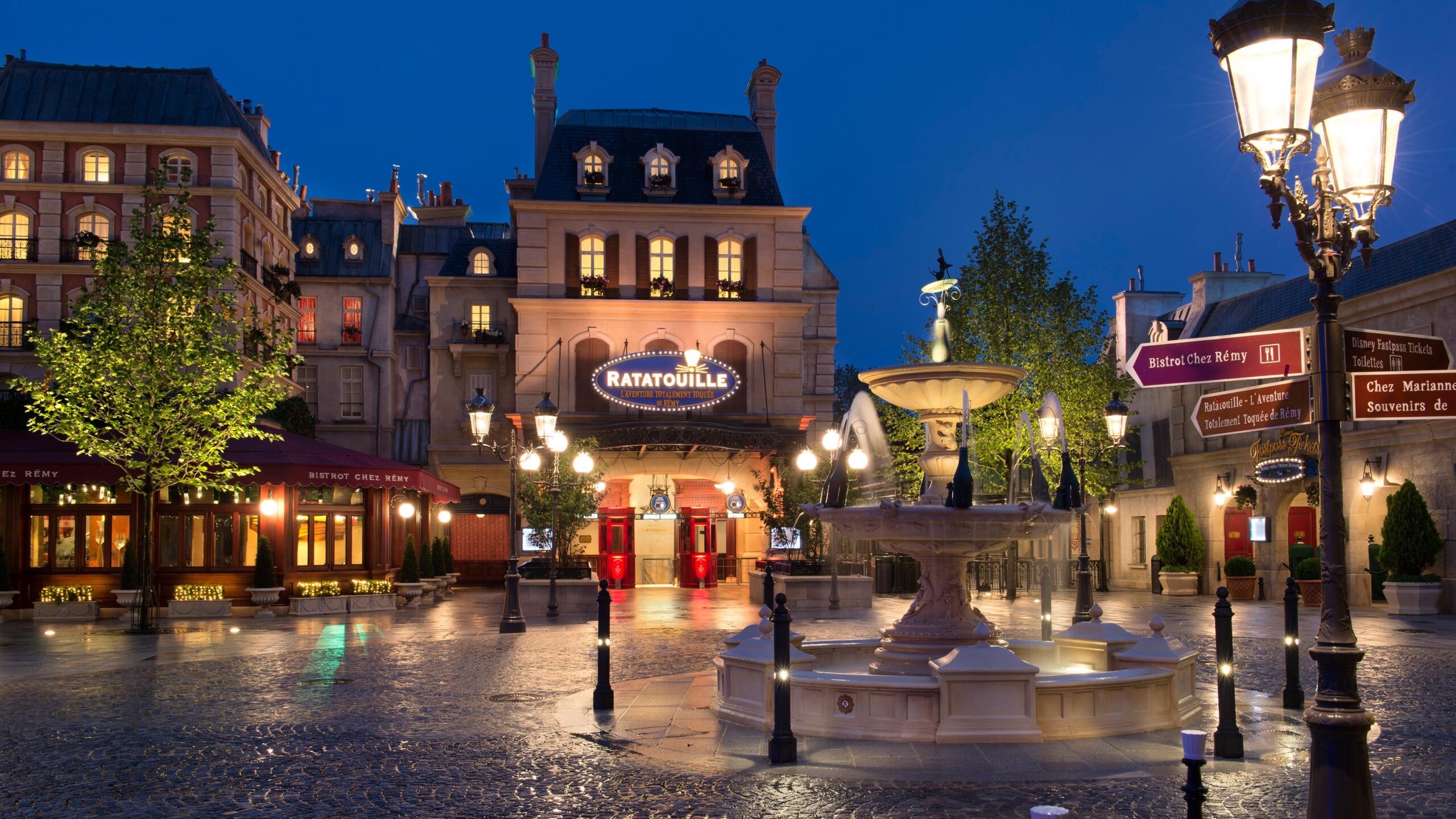 Ratatouille: L’Aventure Totalement Toquée de Rémy bij schemer, Parijs-plein in Walt Disney Studios Park