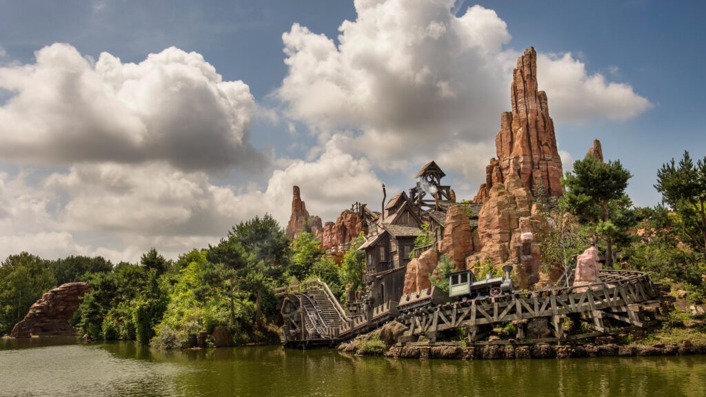 Big Thunder Mountain in Disneyland Paris met rotsformaties, mijngebouw en trein bij het meer