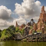 Big Thunder Mountain in Disneyland Paris met rotsformaties, mijngebouw en trein bij het meer