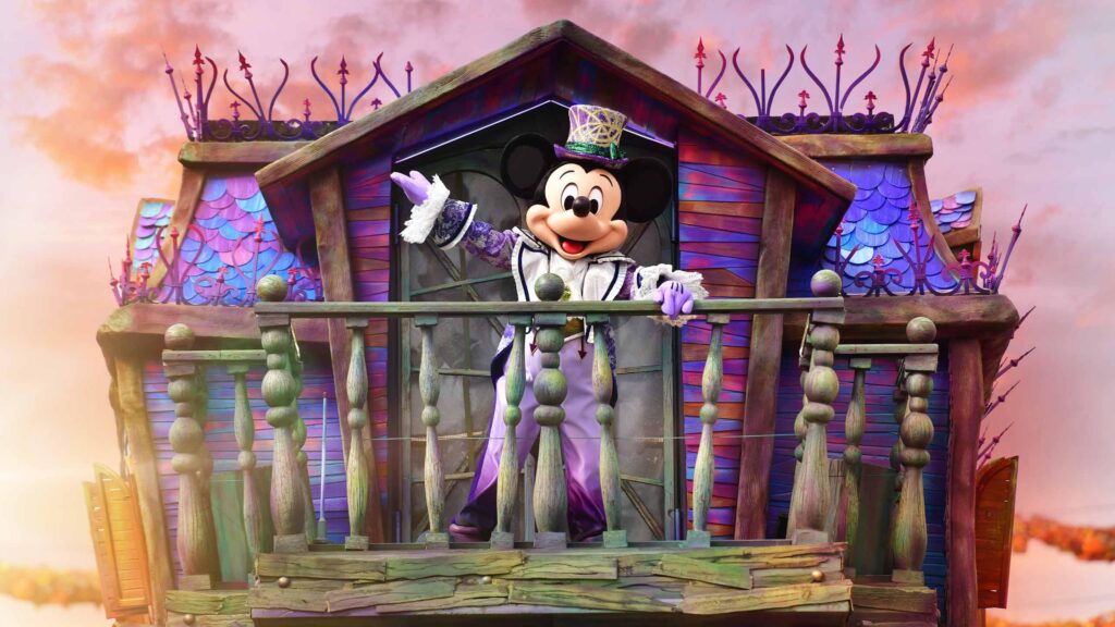 Mickey Mouse op de ‘Illusion Manor’-paradewagen tijdens het Disney Halloween Festival in Disneyland Paris
