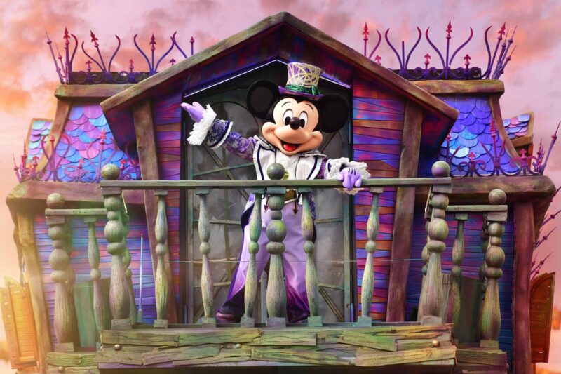 Mickey Mouse op de ‘Illusion Manor’-paradewagen tijdens het Disney Halloween Festival in Disneyland Paris