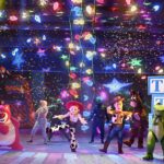 Toy Story-personages (Woody, Jessie, Rex, Lotso) op het podium in ‘TOGETHER: a Pixar Musical Adventure’ in Disneyland Paris