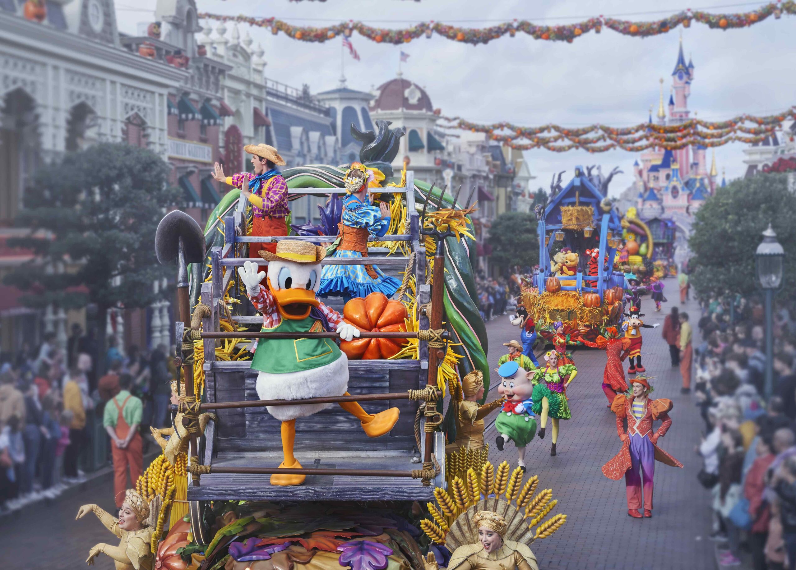 Mickey’s Halloween Celebration met vrolijke floats in Disneyland Paris