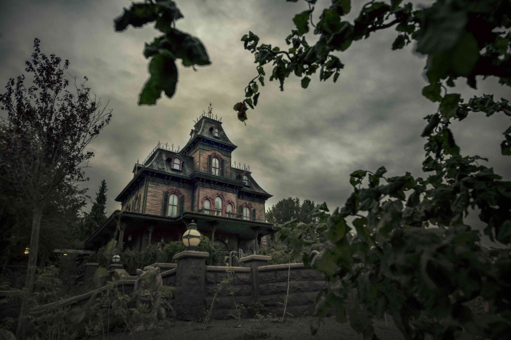 Phantom Manor in Halloween-sfeer in Disneyland Paris