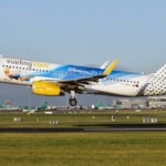 Vueling Airbus A320 met speciale Disneyland Paris 25 jaar livery bij opstijgen