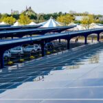 Bezoekersparking van Disneyland Paris met zonnepanelen op de overkapping