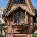 Klokkentoren in het World of Frozen themagebied van Disney Adventure World