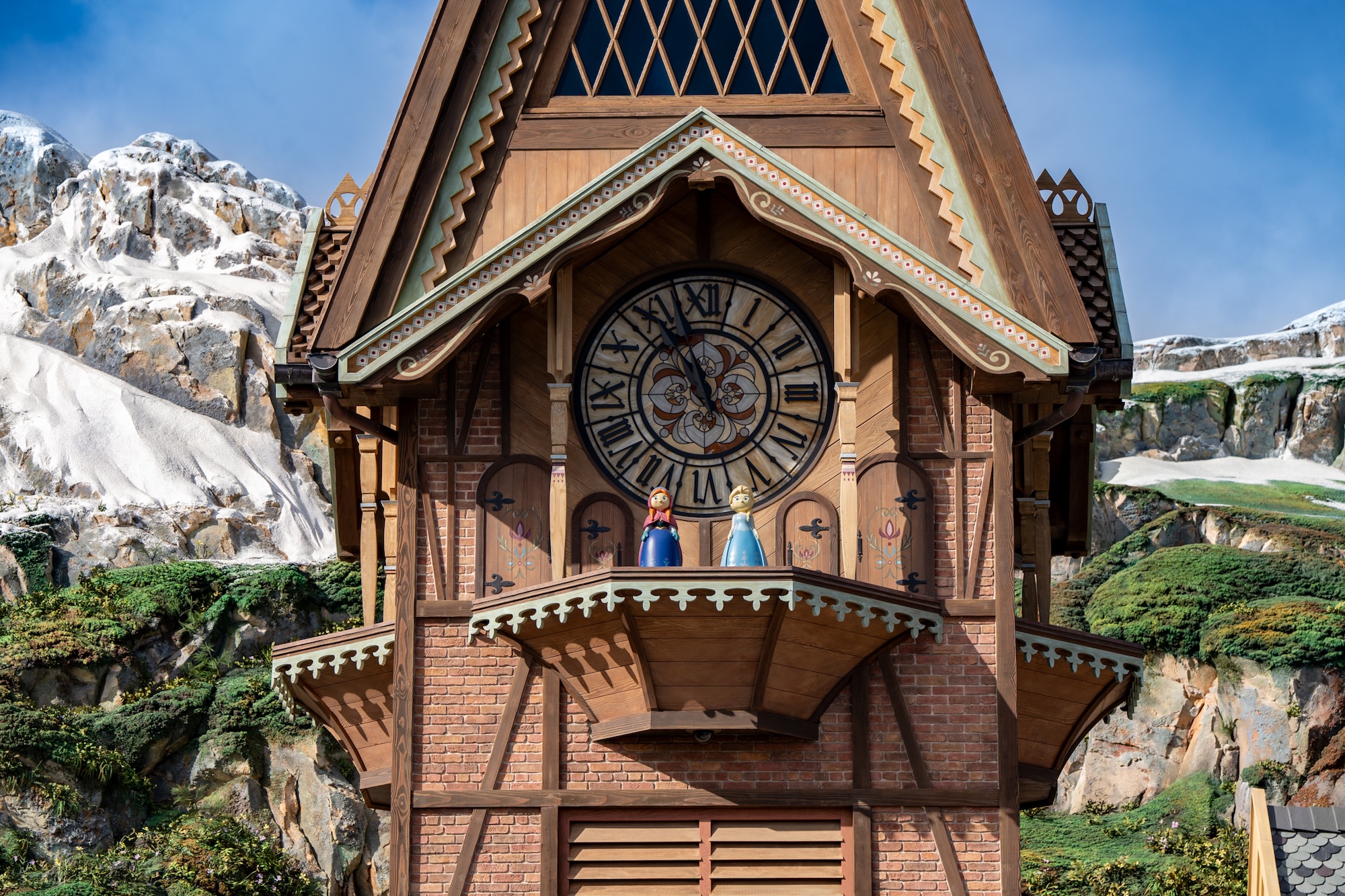 Klokkentoren in het World of Frozen themagebied van Disney Adventure World
